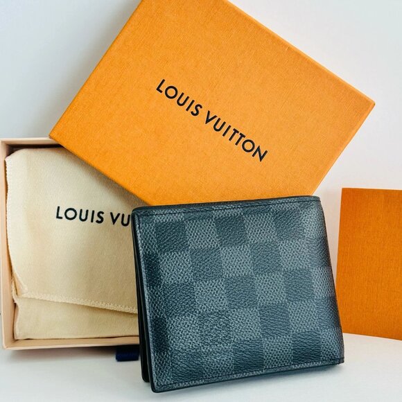 LOUIS VUITTON AMERIGO WALLET - Picture 1 of 5